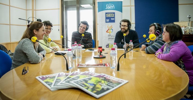 Integrantes y responsables de la Asociación Síndrome de Down Jaén y provincia en los estudios de Radio Jaén Cadena Ser.