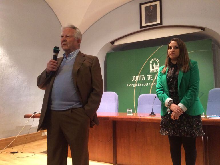 Antonio Deza , de la asociación &quot;Dejadnos Llorar&quot;  y Esther Ruiz, la delegada del Gobierno de la Junta en Córdoba, durante la presentación de las jornadas 