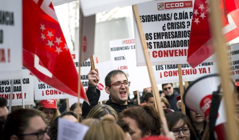 Concentración convocada hoy por UGT y CCOO ante la sede de la CEOE en defensa de la negociación colectiva y para exigir un empleo y salario dignos.