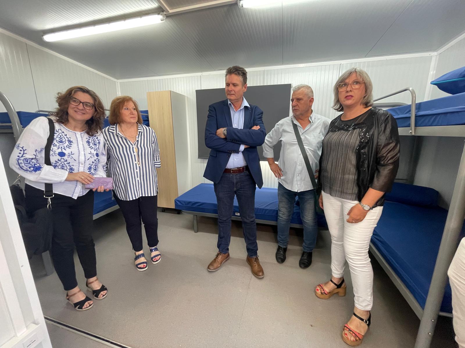 Susana Gracia, Amparo Tierz, Ignacio Gramún, Ángel Cabrera y Sara Campos en una de las viviendas. Foto: Ayuntamiento de Fraga