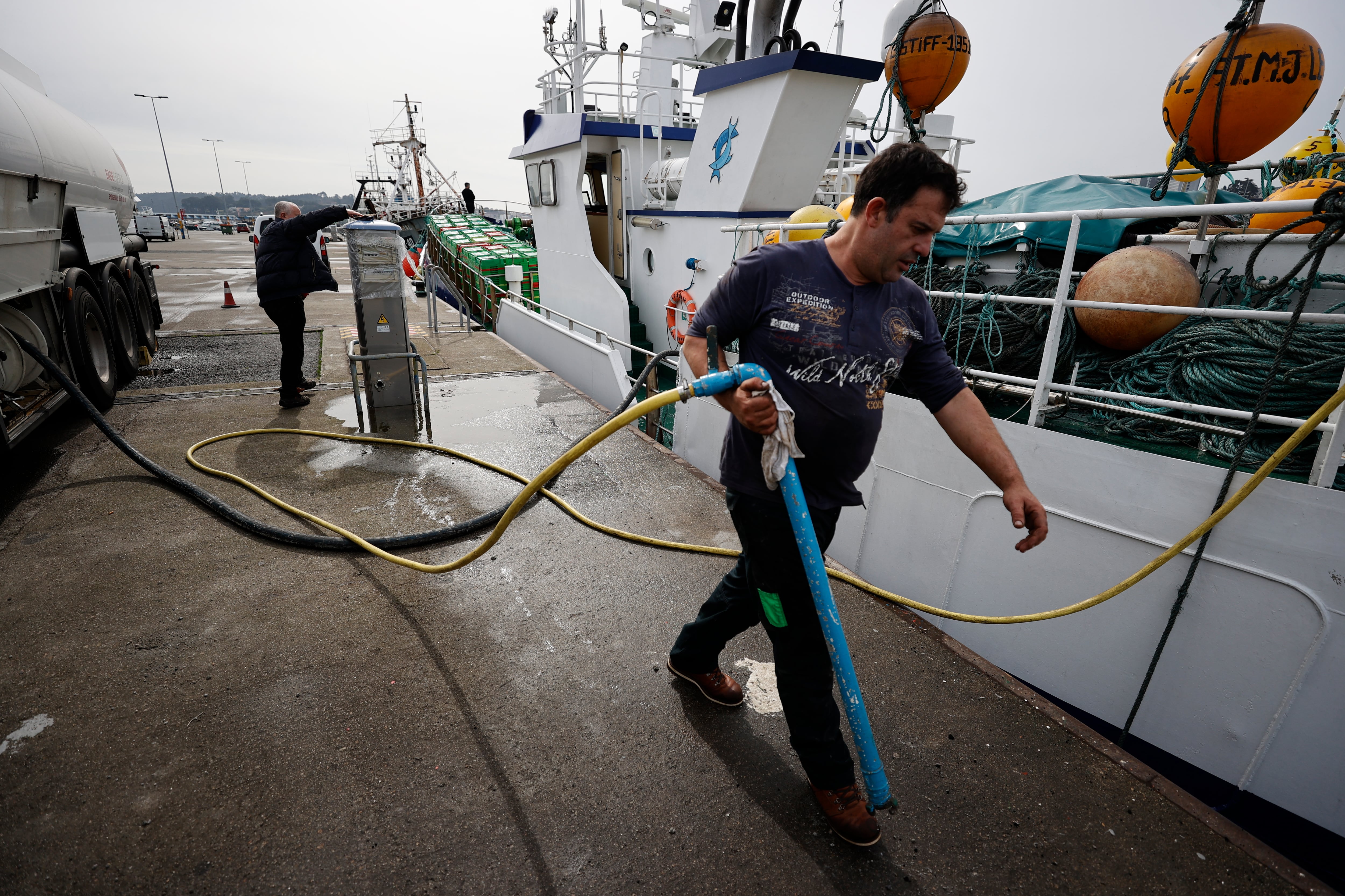 A CORUÑA, 14/03/22.- Pese al elevado precio del combustible, que ha obligado a muchas embarcaciones a parar y permanecer amarrados a puerto, un camión cisterna suministraba este lunes gasoil al barco pesquero Lestiff Bayone, momentos antes de salir a faenar. EFE/ Cabalar
