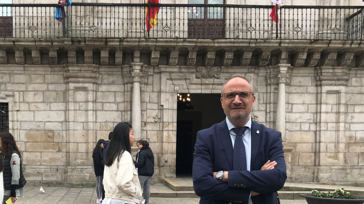 El PSOE actuó conforme a derecho al negarse a dotar a la oposición de personal eventual