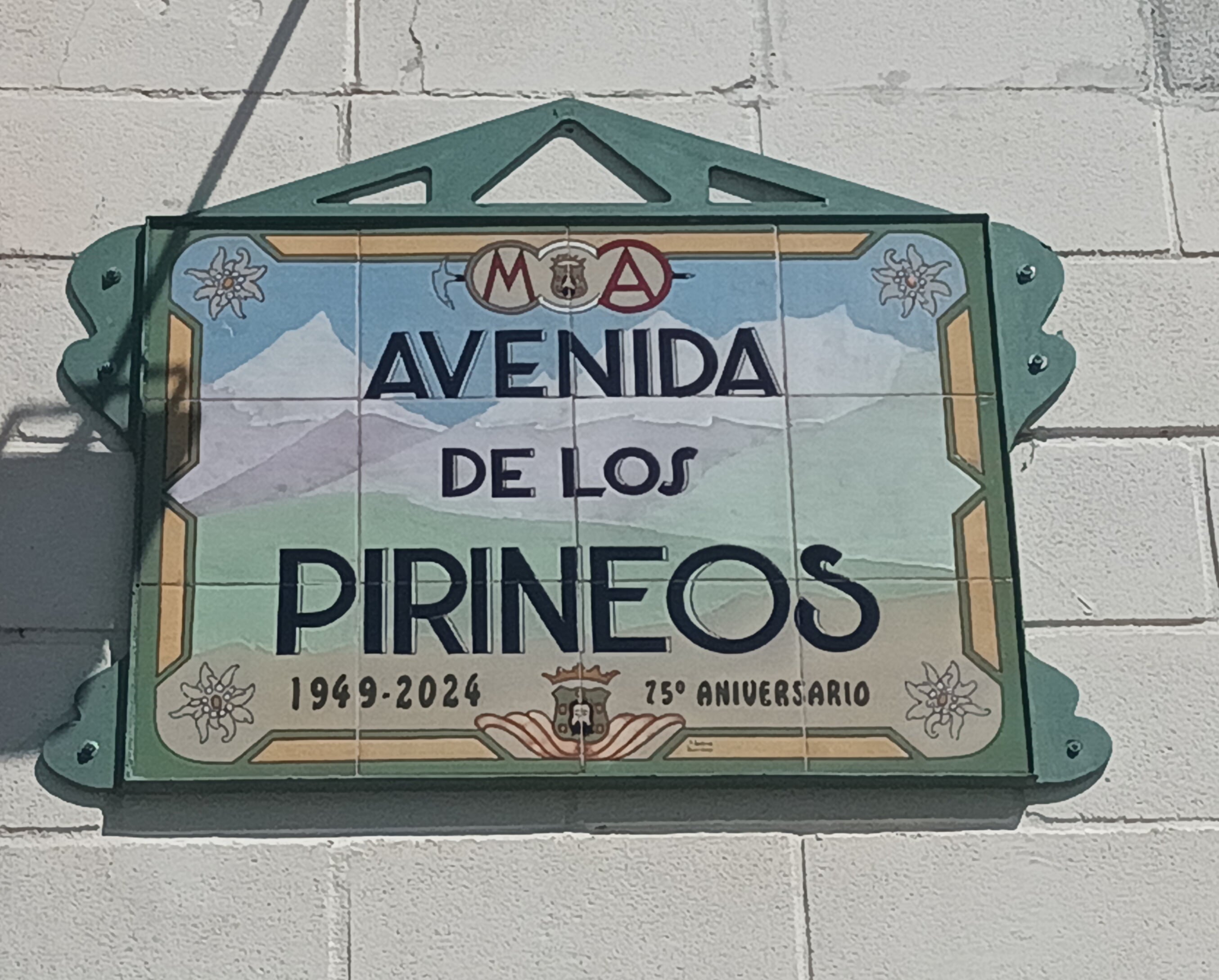 Placa conmemorativa del 75 aniversario que está colocada en la Avenida Pirineos de Barbastro