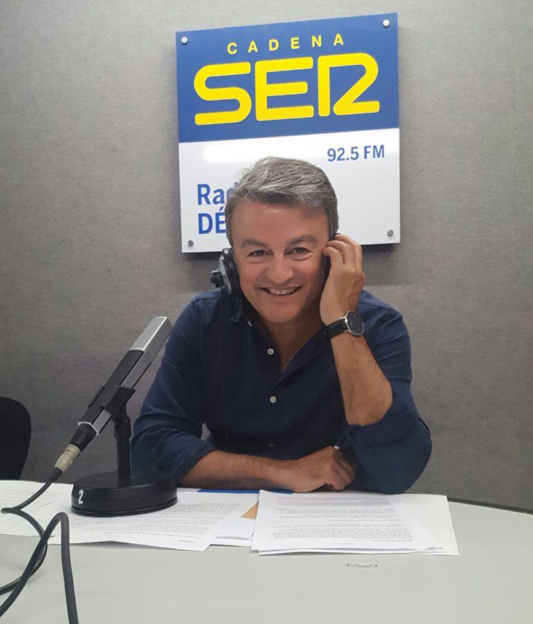 El alcalde de Xàbia, el socialista José Chulvi, en la redacción informativa de Radio Dénia Cadena SER.