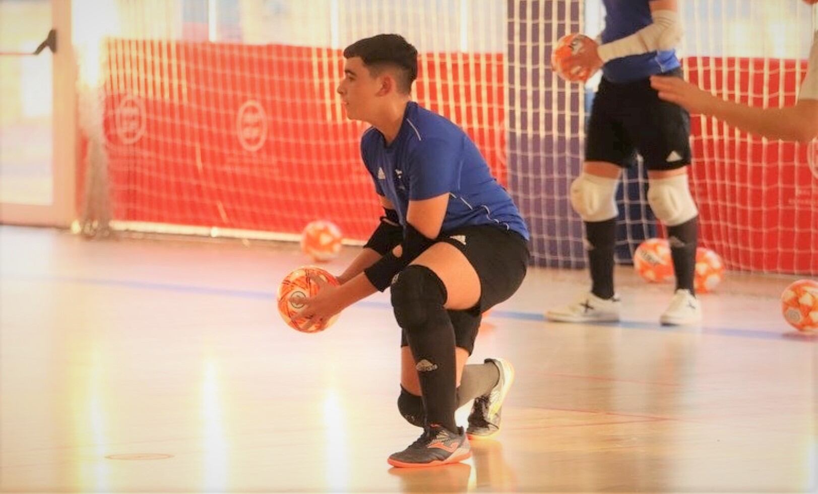 Juan Pouzols deteniendo un balón.