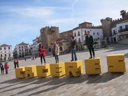 Inauguración letras amarillas Cáceres en la Plaza Mayor