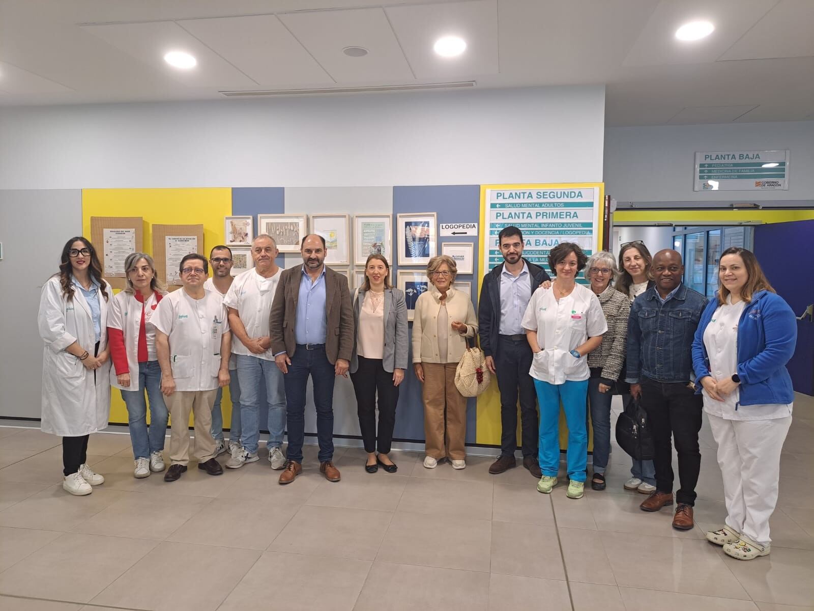 Foto de familia de las personas que han participado en la inauguración de la mesa comunitaria