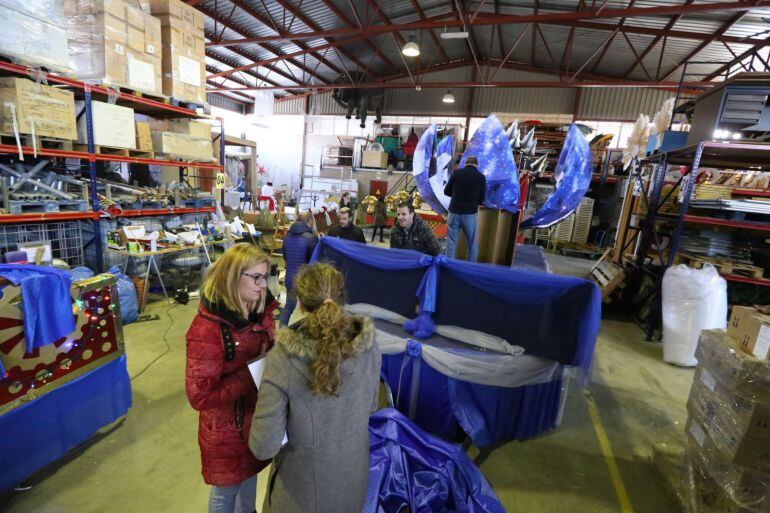 La alcaldesa de Petrer visita la nave donde se preparan las carrozas para recibir a los Reyes Magos