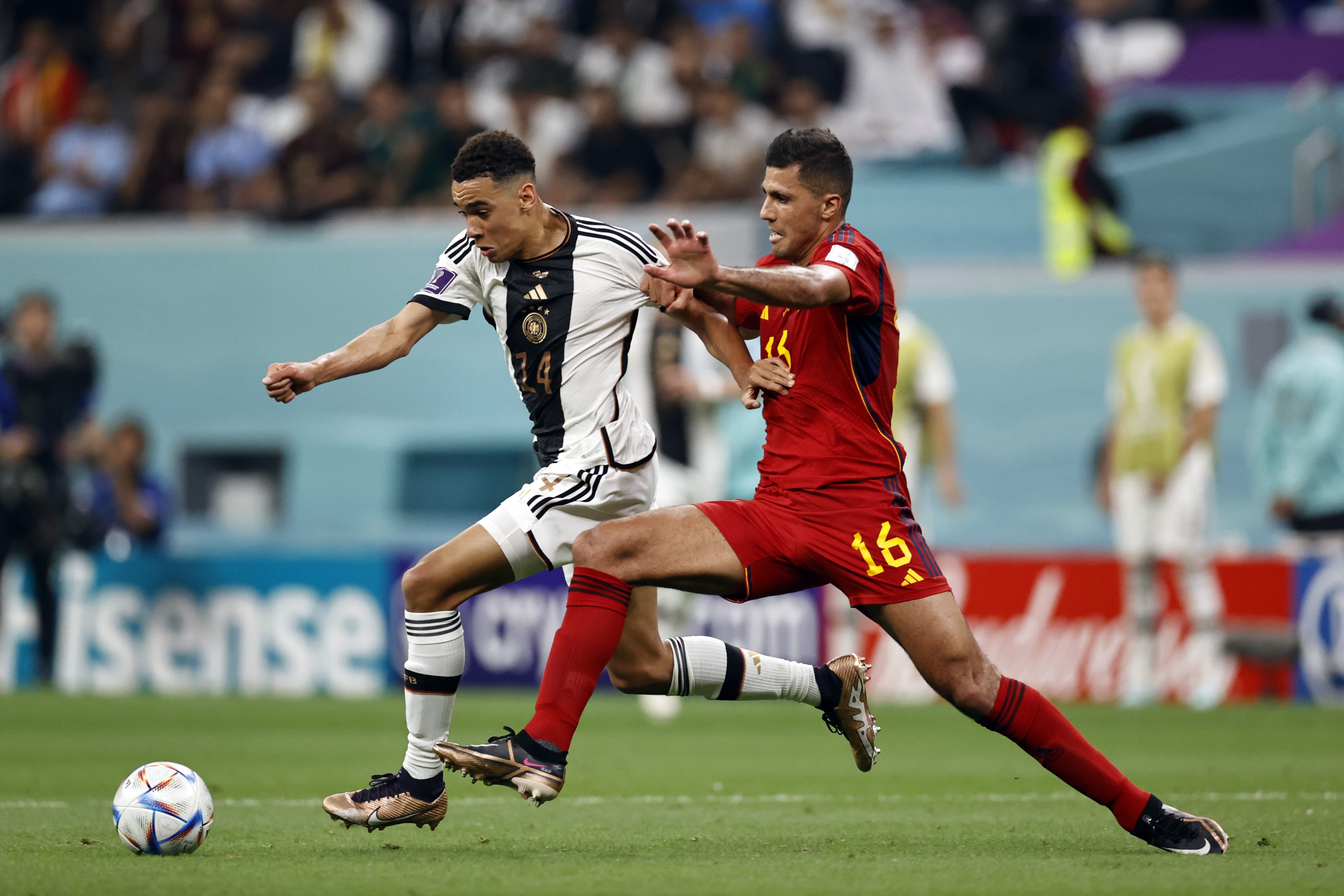 Rodri intenta robar un balón a Musiala en el partido ante Alemania.