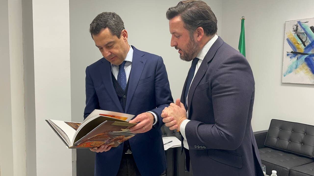 Presidente del PP de Elche, Pablo Ruz, junto al presidente de la Junta de Andalucía, Juan Manuel Moreno Bonilla