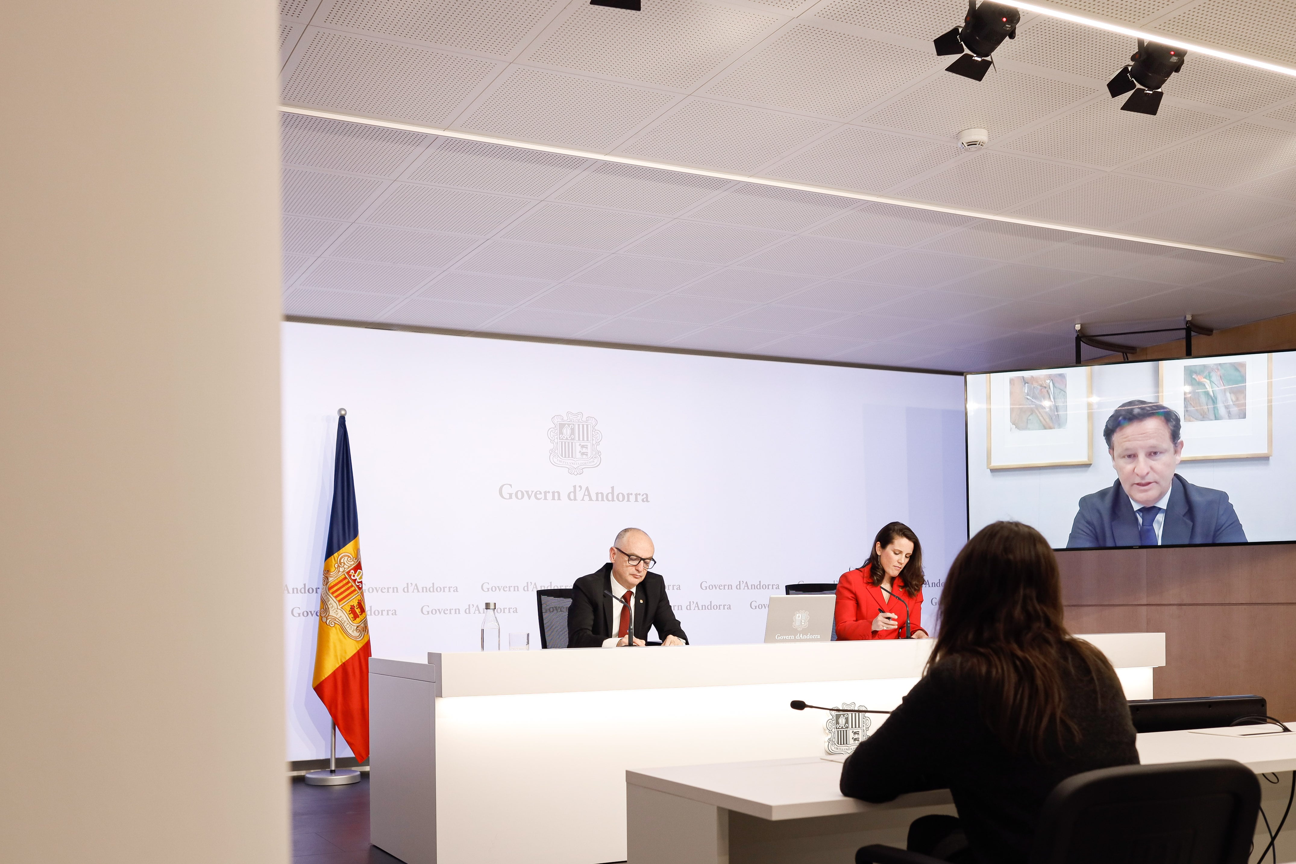 El ministre de Finances, Ramón Lladós, la secretària d'Estat d'Afers Financers Internacionals, Noelia Souque, i el sotsdirector de les oficines del Fons Monetari Internacional Europa, Rodolphe Blavy