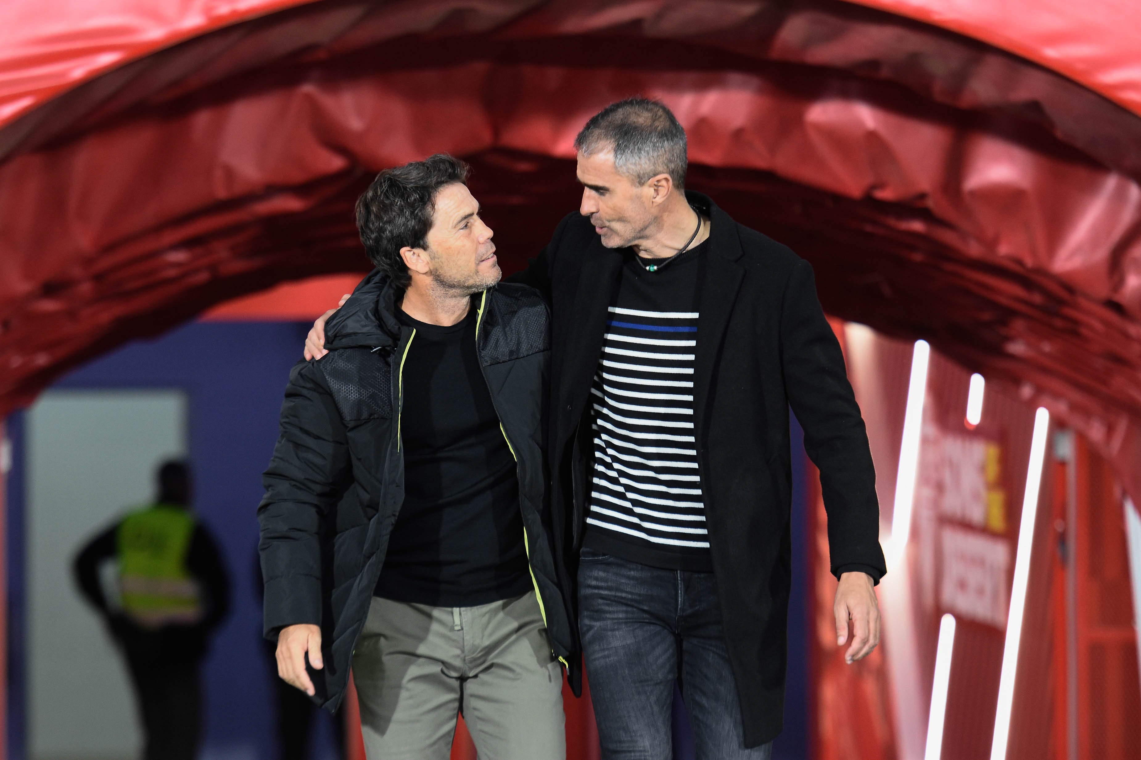 Rubi y Garitano abrazados como sus equipos en la clasificación entre los mejores de la Segunda.