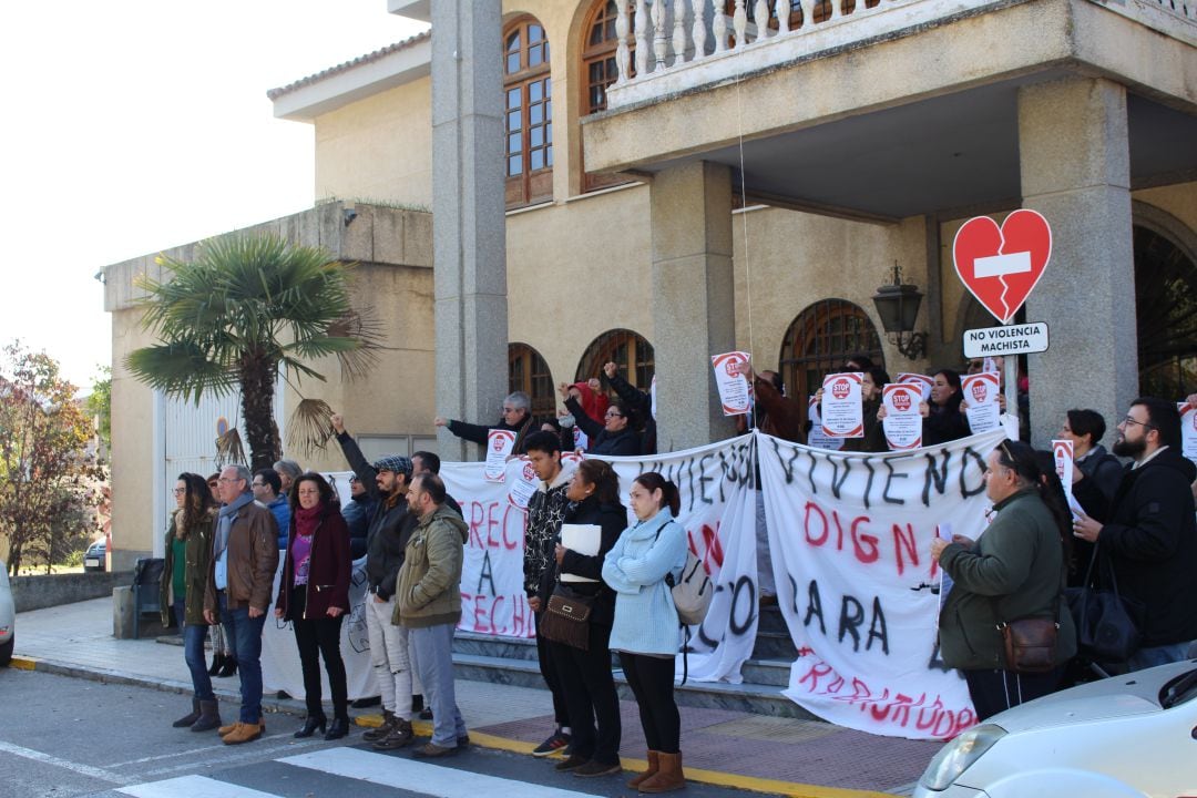 Concentración de la Plataforma Antidesahucios de San Juan de Aznalfarache delante del Ayuntamiento de la localidad 