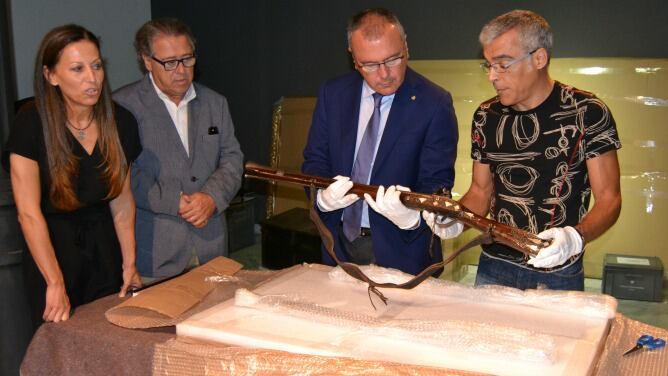 L'alcalde de Reus (centre) i la representant de la família Rubio, acompanyada del regidor de cultura de Reus, Joaquim Sorio i d'un dels comissaris de l'exposició
