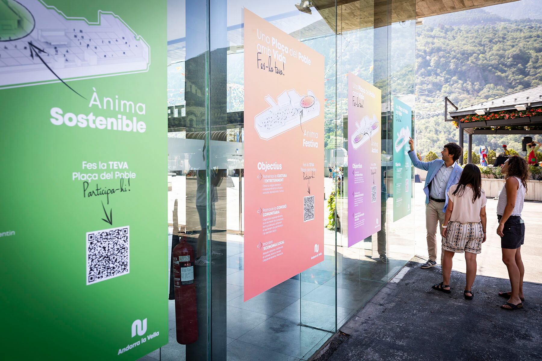 Els repsonsables comunals analitzen els vinils que permetran fer les aportacions fins a finals de mes