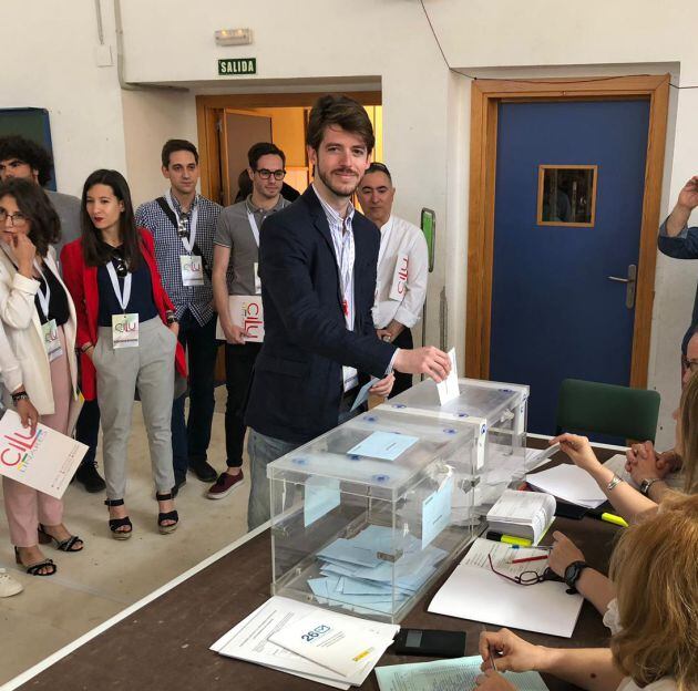 Javier Bris (Cilu Linares) vota.