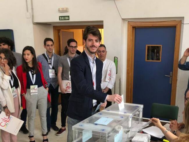 Javier Bris (Cilu Linares) vota.