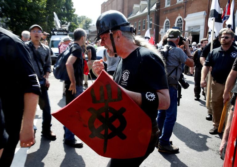 Un supremacista blanco durante los enfrentamientos en Charlottesville