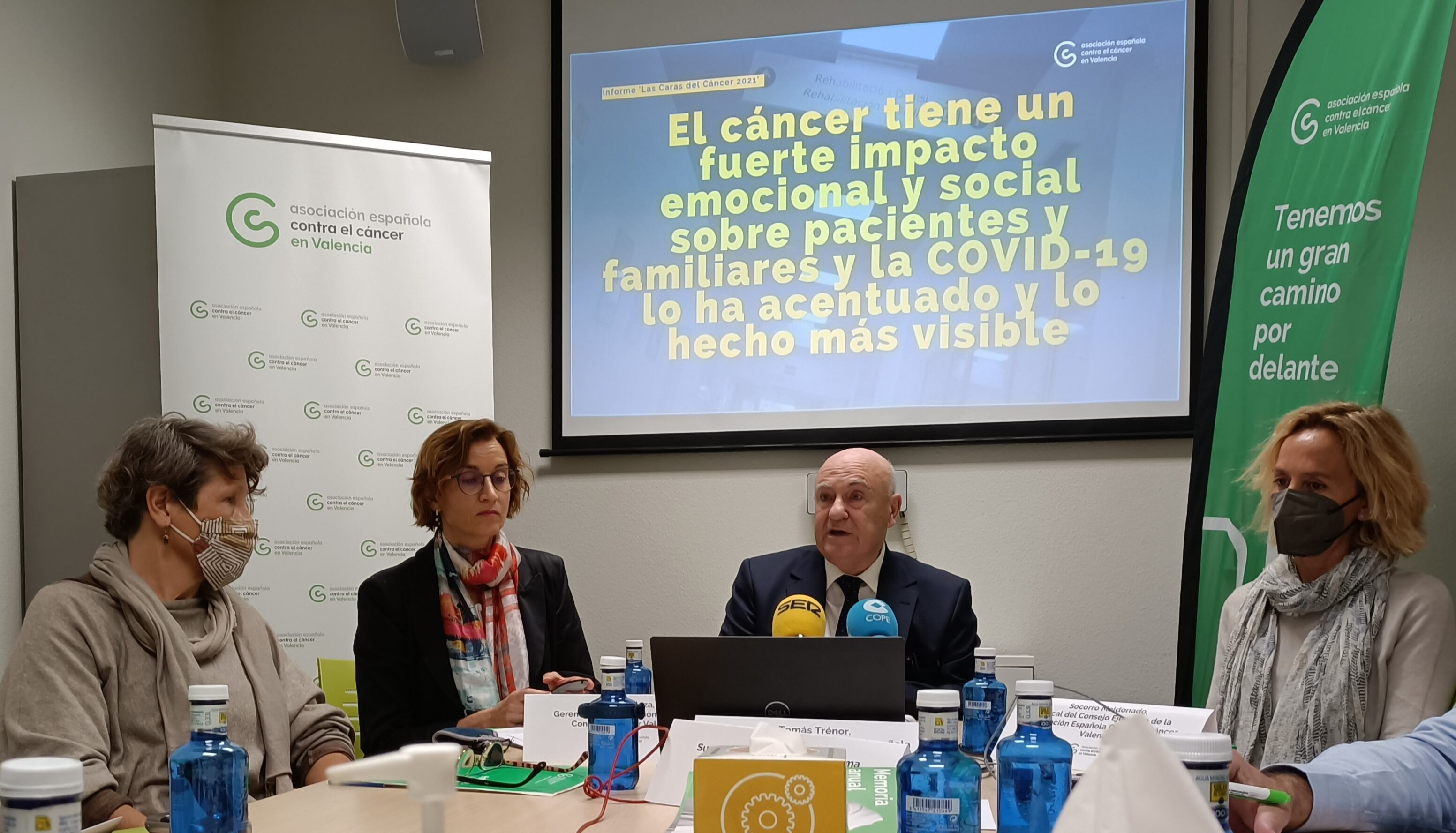 Tomás Trénor y Helena Alloza (sin mascarilla) durante la rueda de prensa