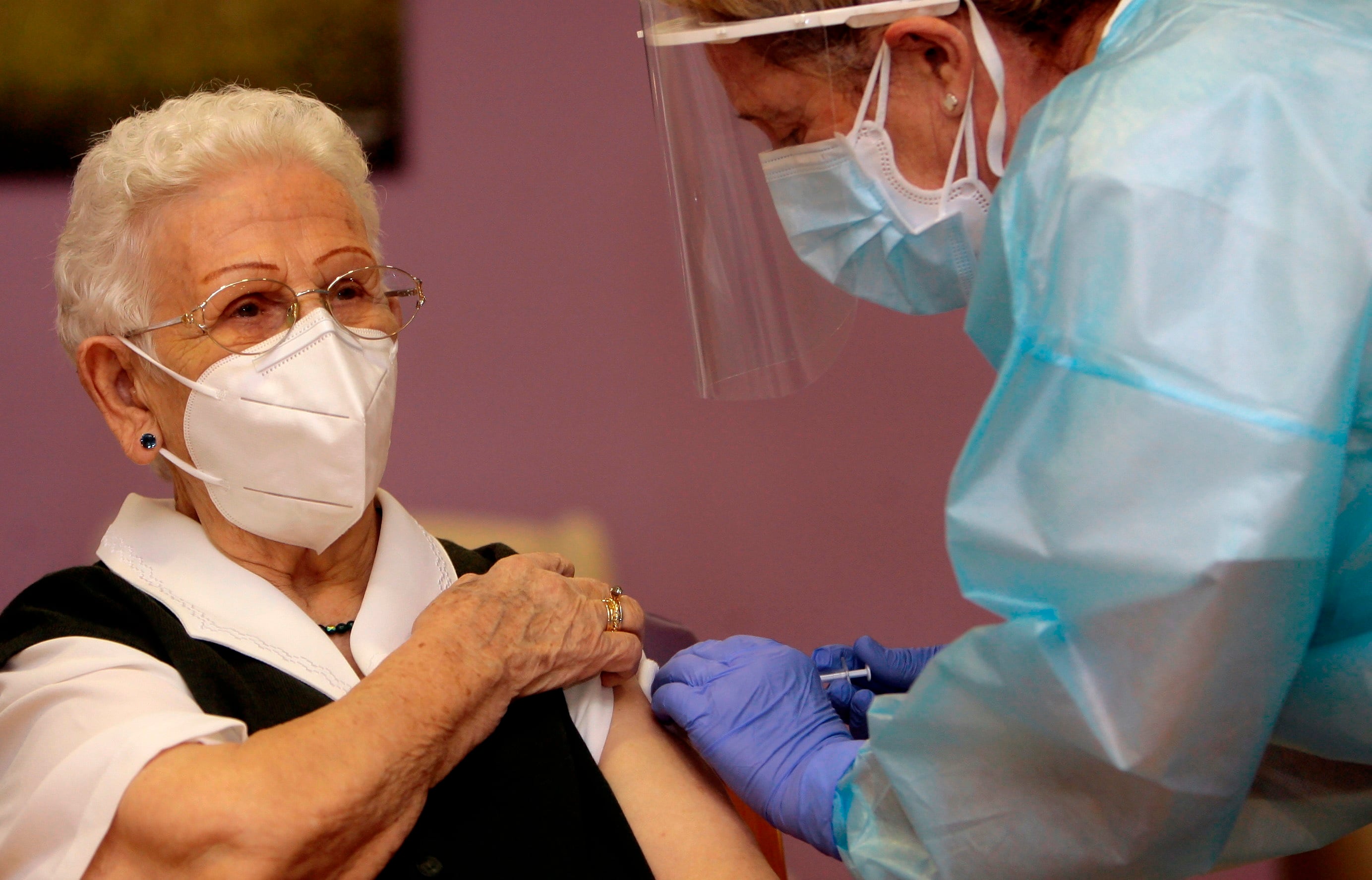 Araceli Hildago recibe la primera dosis de la vacuna de la COVID el 27 de diciembre de 2020.  (Photo by Pepe Zamora -  Pool/Getty Images)