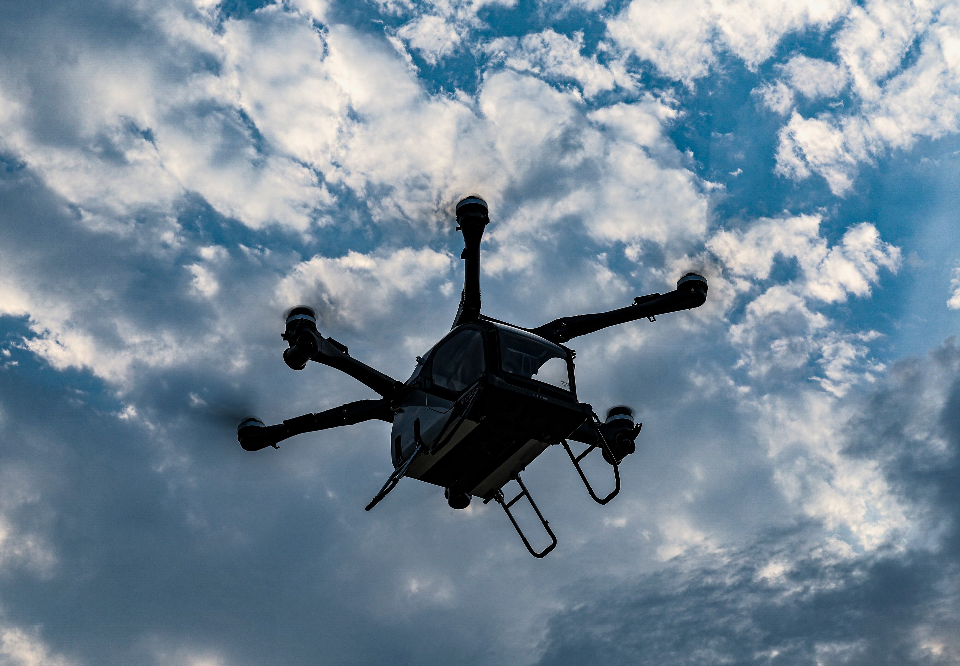 Imagen de archivo de un dron sobrevolando