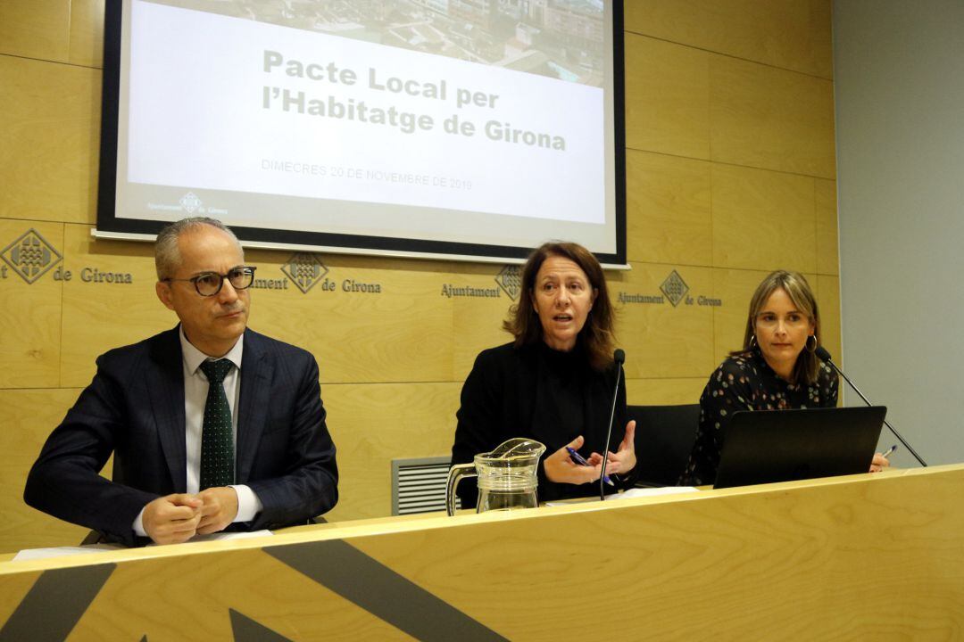 El regidor d'Urbanisme i Activitats, Lluís Martí; l'alcaldessa de Girona, Marta Madrenas, i la regidora de Drets Socials, Núria Pi