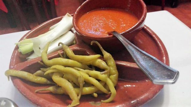 Tomate triturado con comino, guindillas y cebolleta