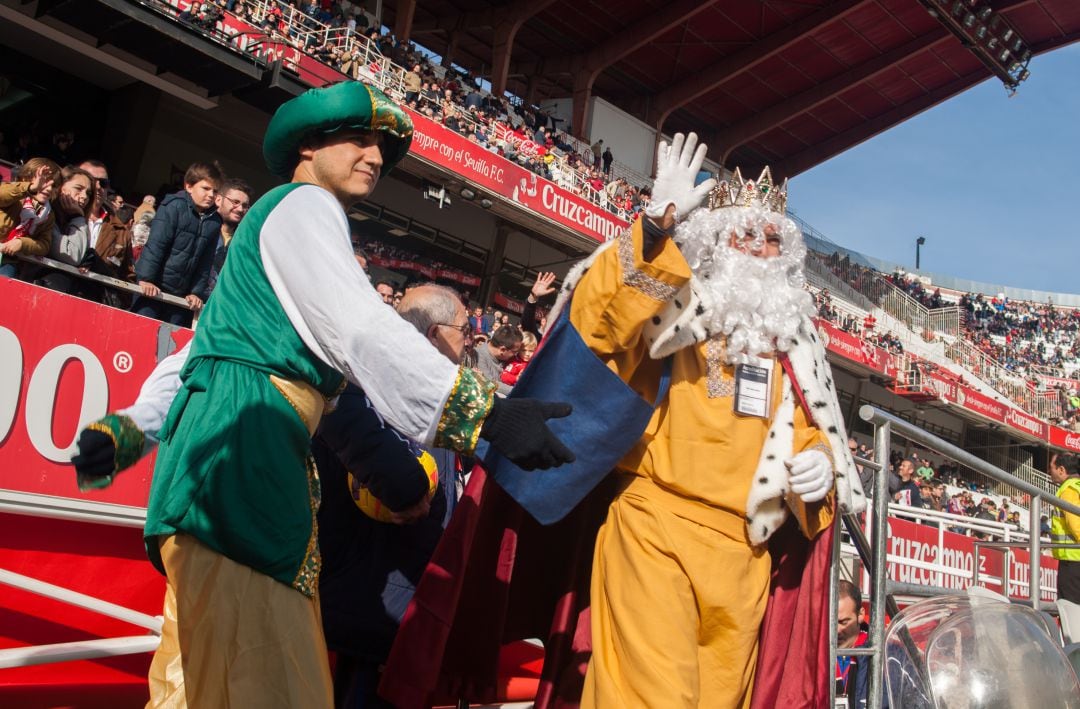 Los Reyes Magos en un partido en el Sánchez Pizjuán