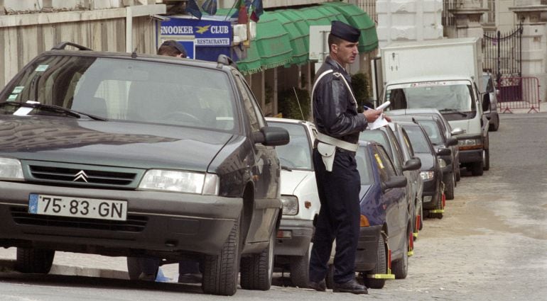 Un policía revisando el aparcamiento en Lisboa (Imagen de archivo)