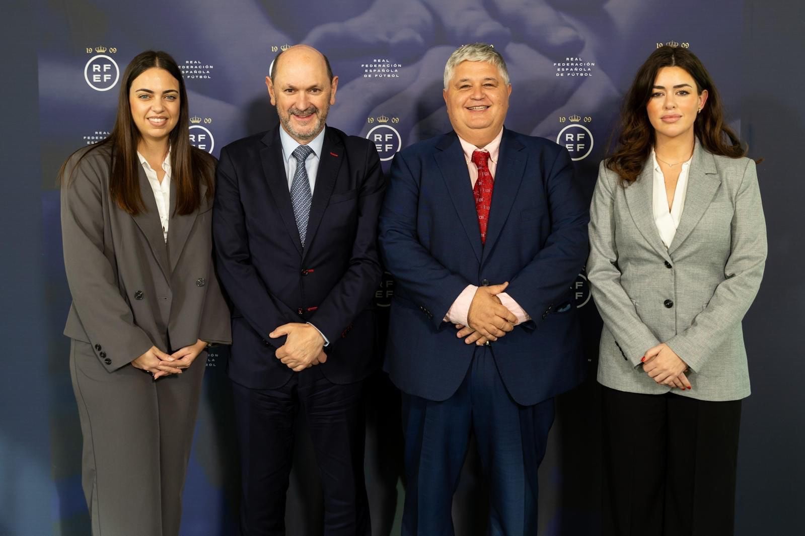 Marta López, a la izquierda, junto al nuevo presidente de la RFEF y parte de su junta directiva.