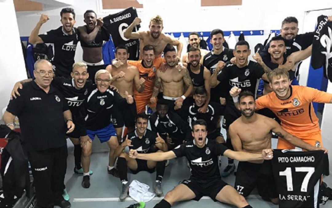 La plantilla festeja el triunfo.