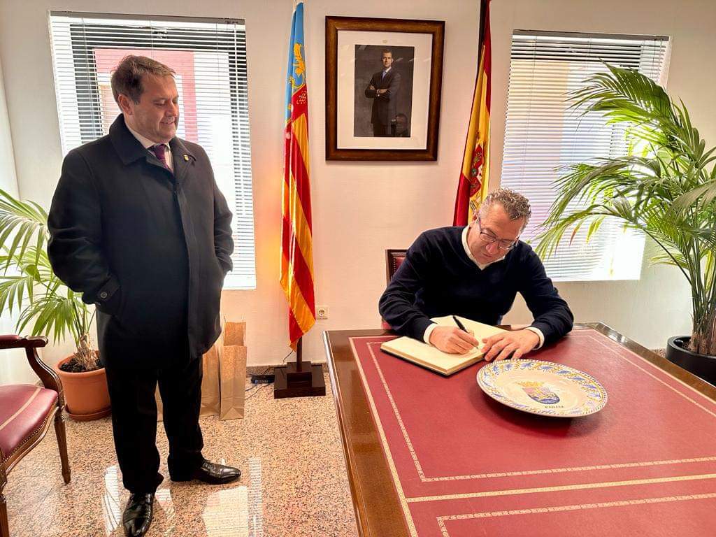 Firmando en el libro del Ayuntamiento