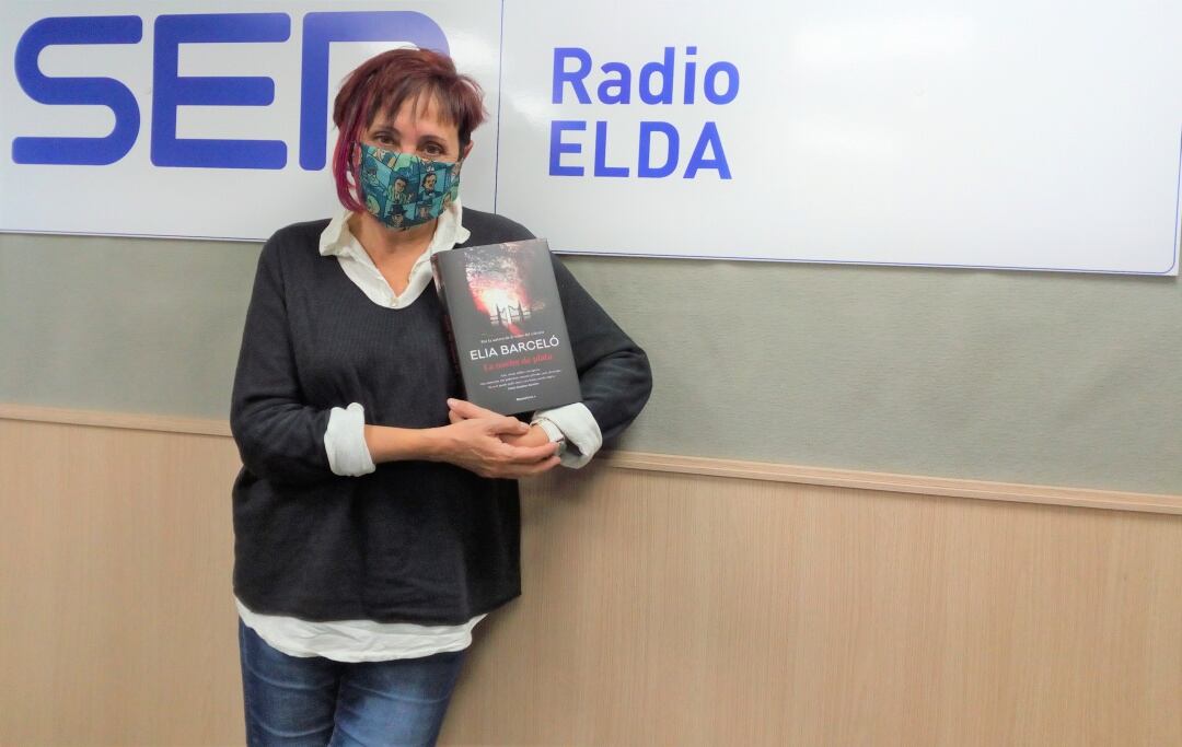 Elia Barceló, en el estudio de Radio Elda SER, mostrando un ejemplar de su novela, La noche de plata
