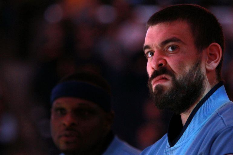 Marc Gasol de Grizzlies gesticula durante un partido de la NBA