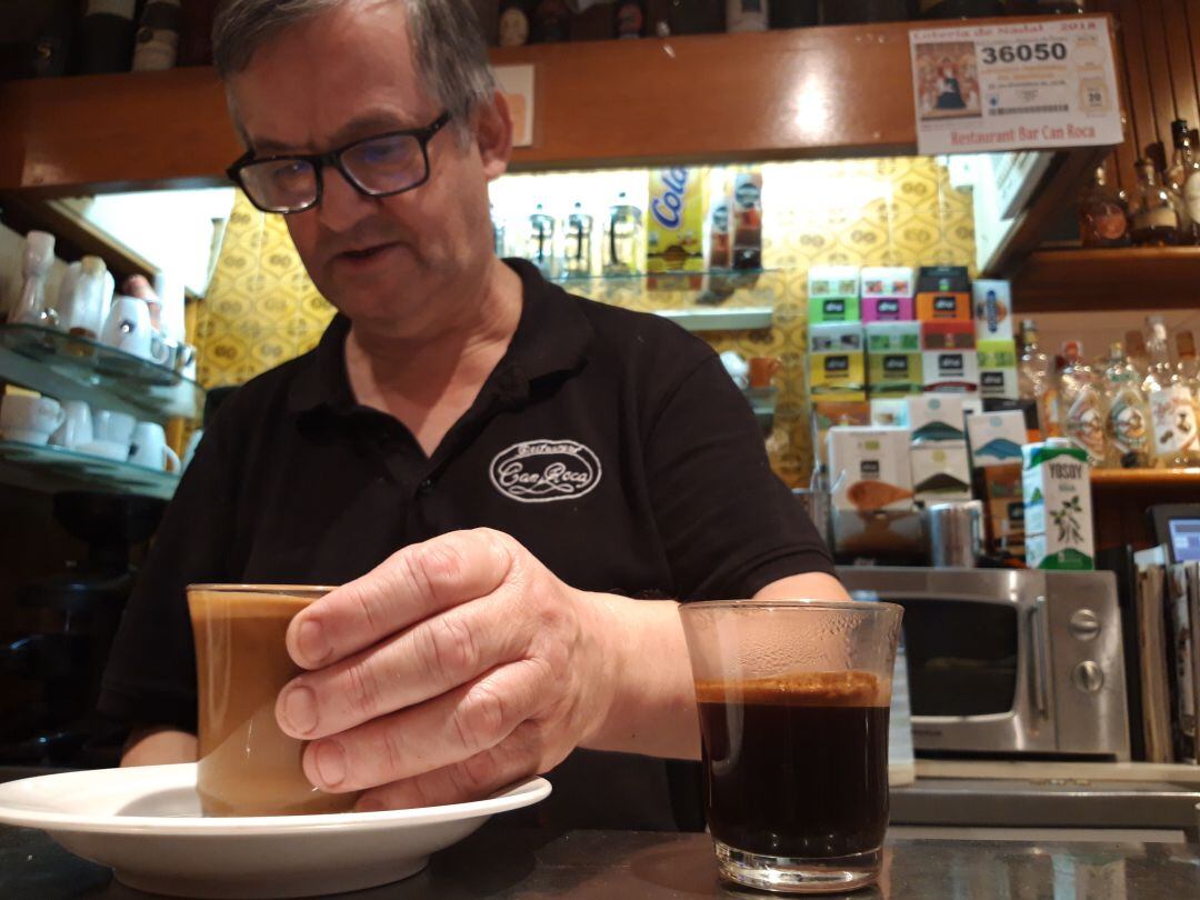 Narciso lleva 46 años sirviendo cafés en Can Roca.