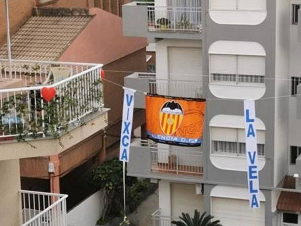 Denuncian a un vecino de Piles por poner música desde su balcón para animar a los demás