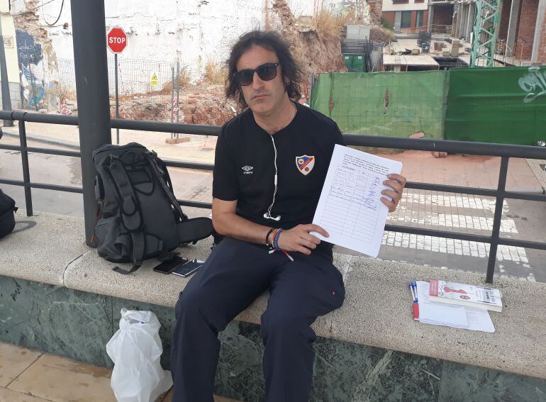 Paco Tirado recogiendo firmas en la Plaza del Ayuntamiento.