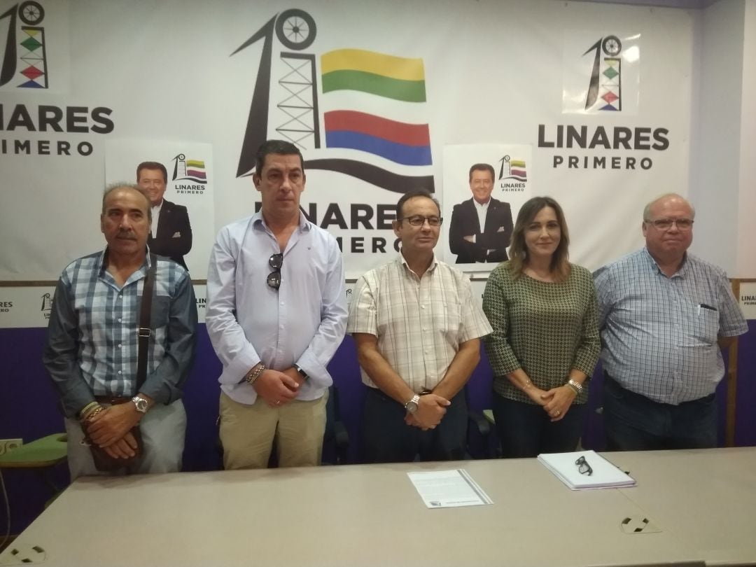 Miembros del partido Linares Primero, tras la rueda de prensa ofrecida en apoyo a su portavoz municipal, Juan Fernández.