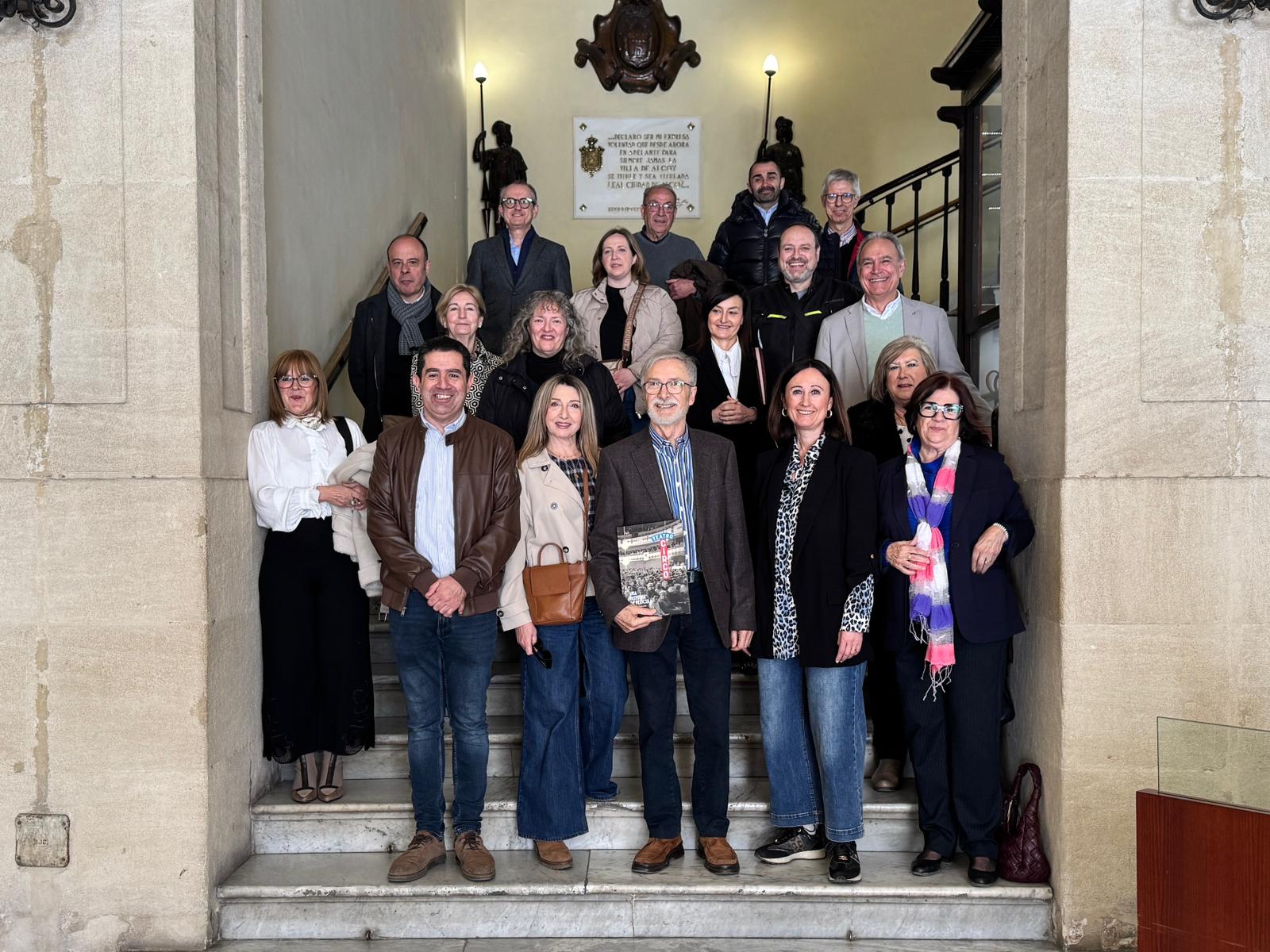 Imagen de los participantes de este acto solidario en las escaleras del Ayuntamiento