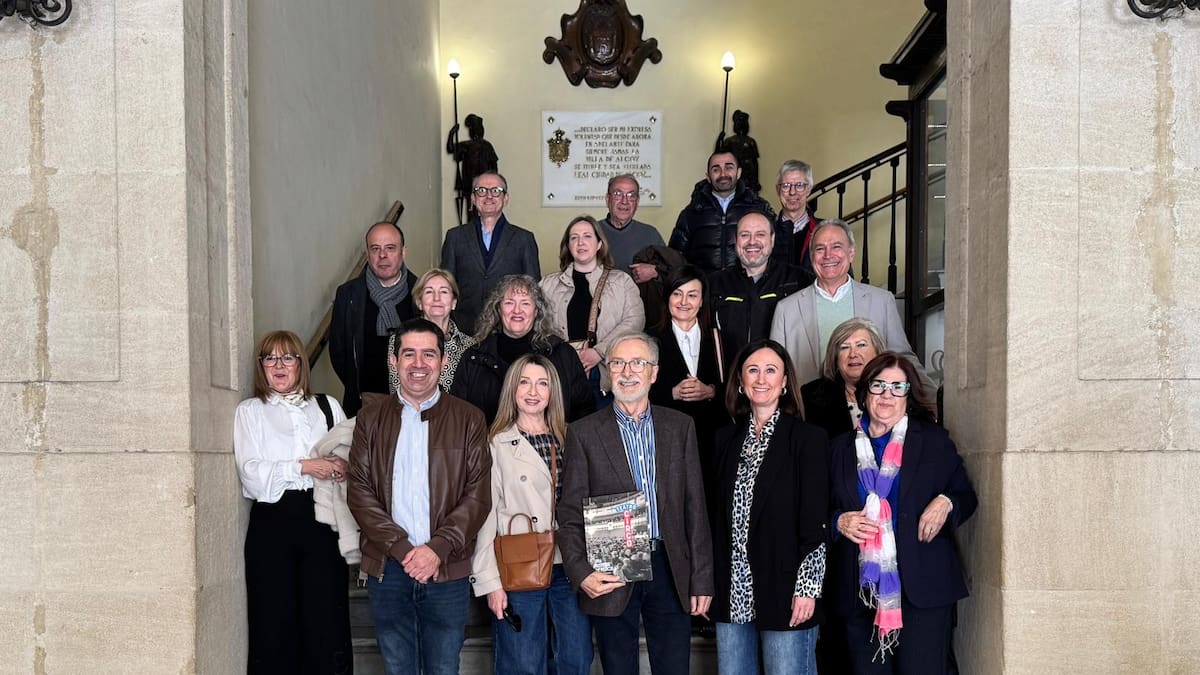 Ricardo Canalejas dona 12.000 euros a SOLC y AFA Alcoy tras el dinero recaudado por la venta del libro 'Teatro Circo. Una historia de película'