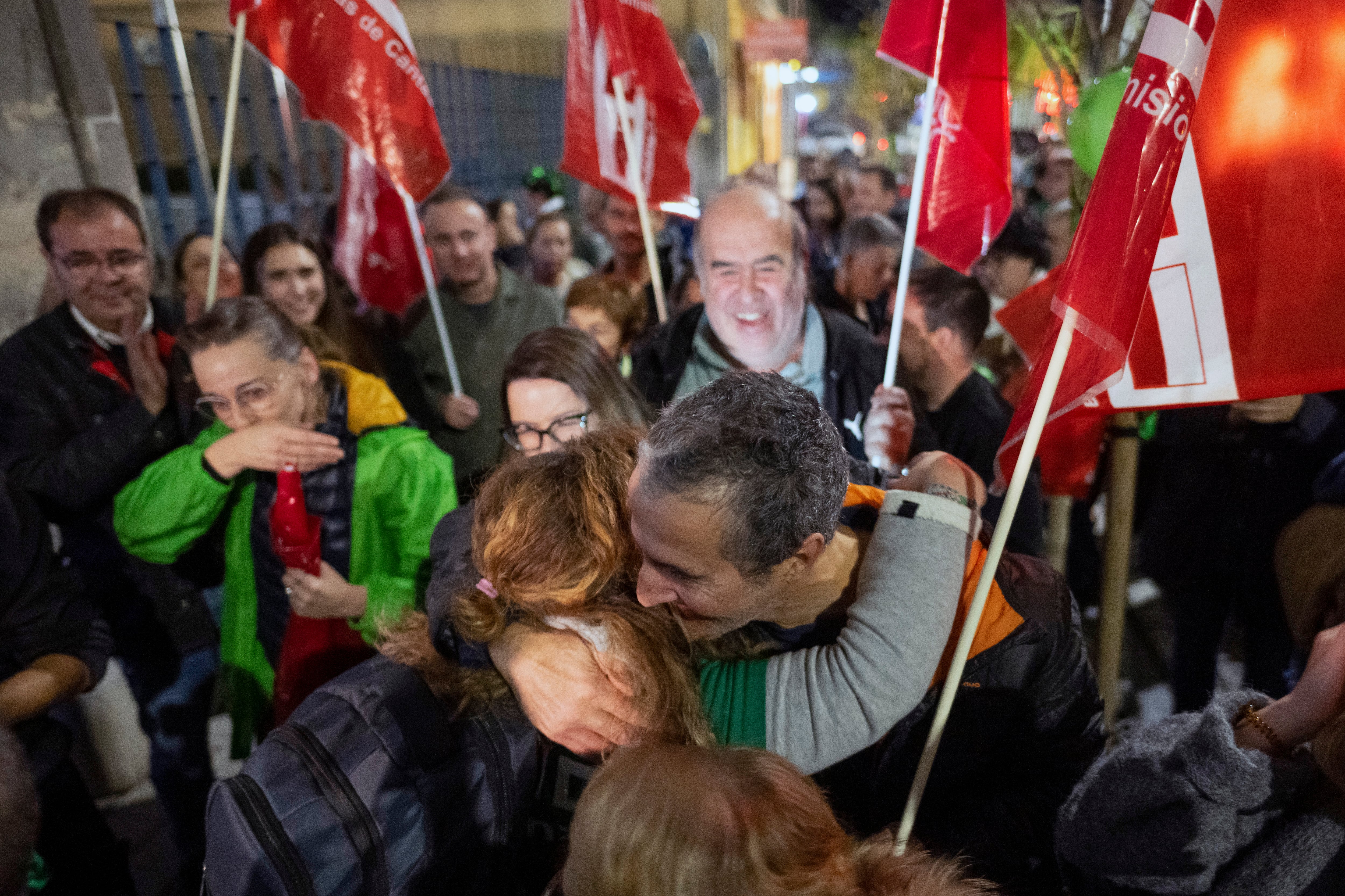 SANTANDER, 28/11/2024.- Los representantes sindicales y de la Junta de Personal Docente de la enseñanza pública no universitaria de Cantabria que se habían encerrado como protesta en la sede del Ejecutivo regional, en Santander, para reclamar que se negocie y se responda a su demanda para la adecuación retributiva del profesorado han abandonado este jueves ese encierro, pero continuarán con protestas y no descartan paros y huelga. EFE/Pedro Puente
