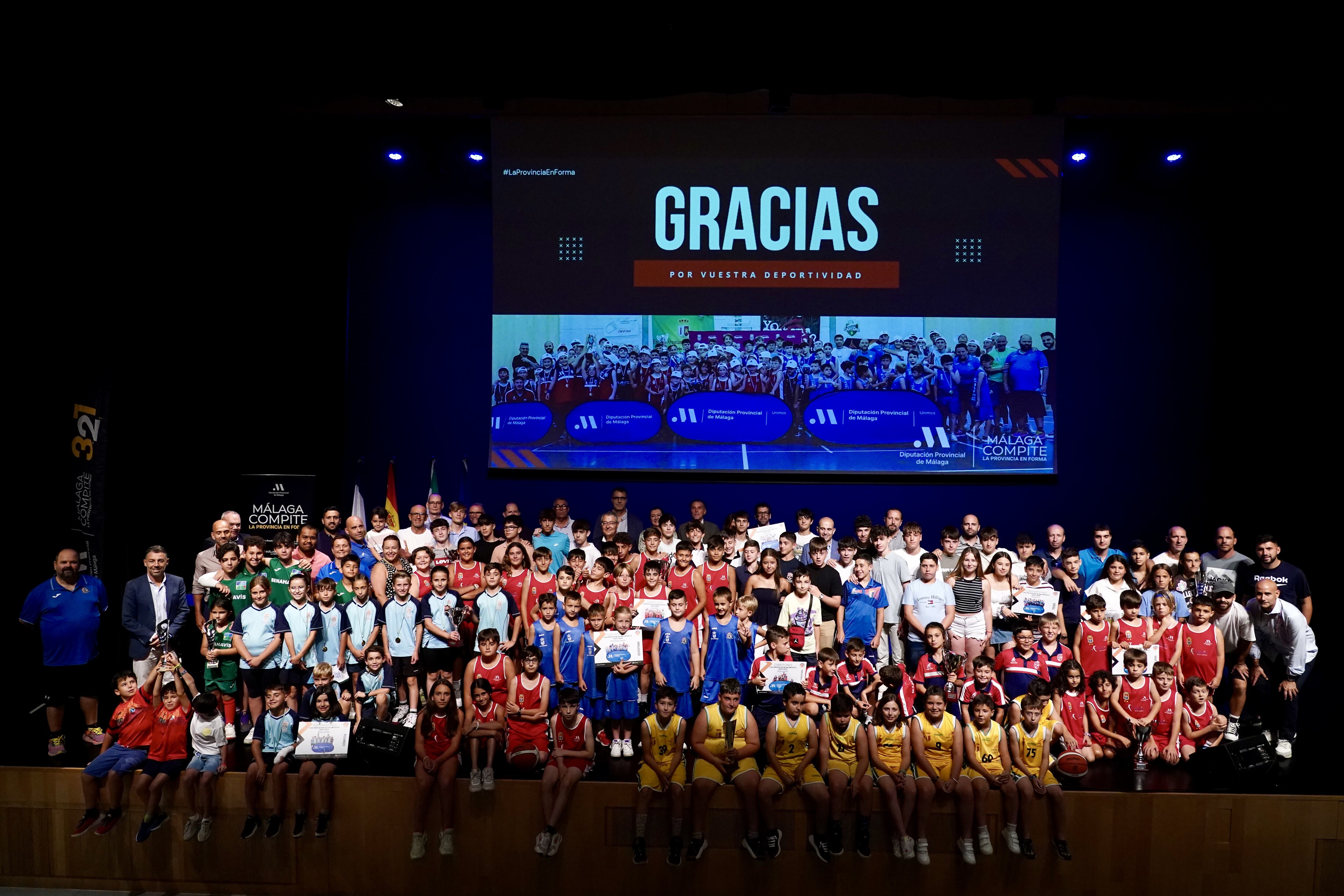 Los premiados en las Ligas Educativas de Fútbol y Baloncesto de la Diputación de Málaga