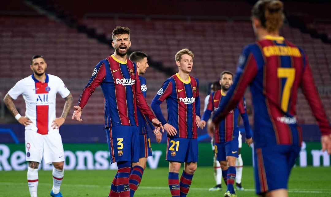 Gerard Piqué y Antoine Griezmann, en el partido entre el Barcelona y el PSG.