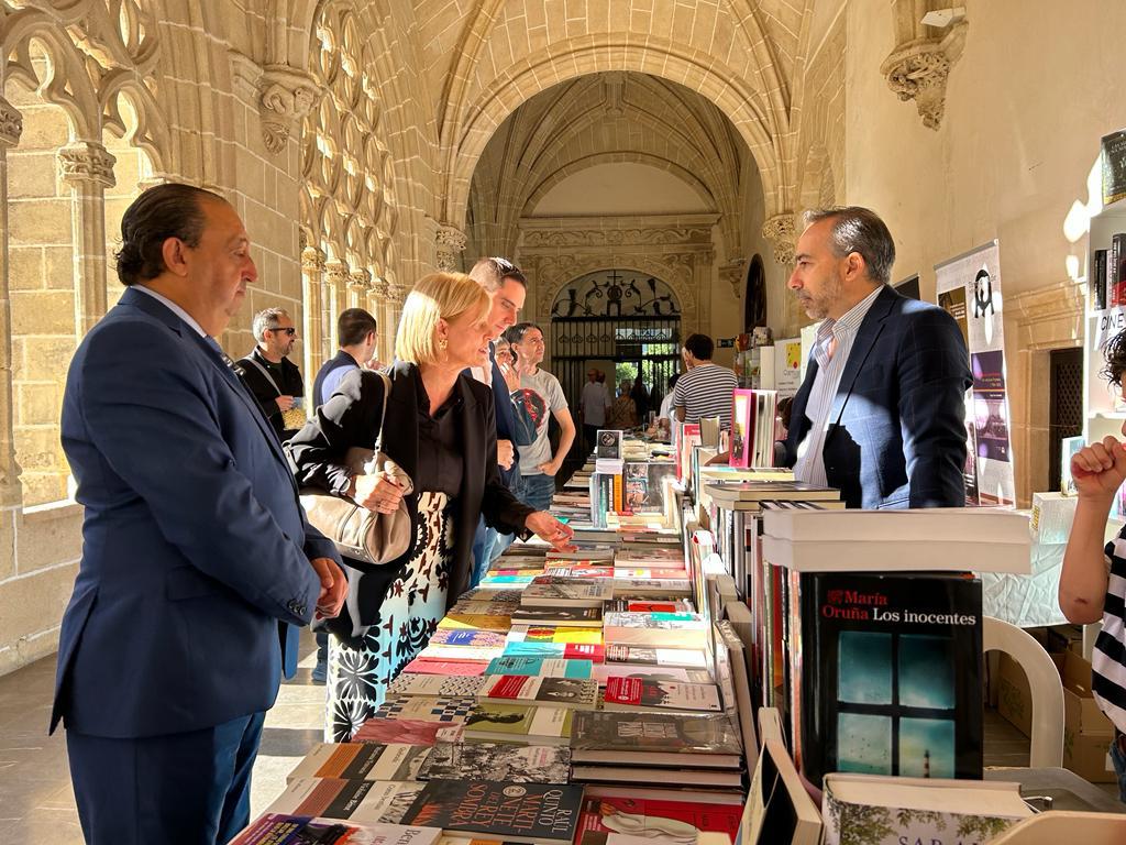 La alcaldesa de Jerez en la Feria del Libro