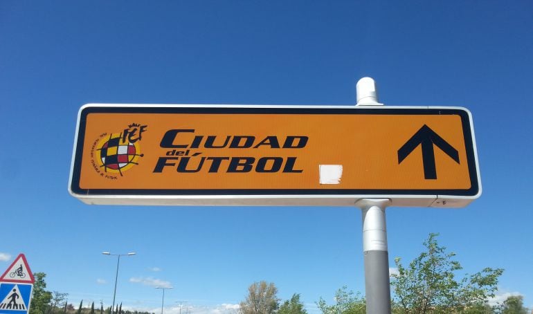 Cartel de la Ciudad del Fútbol en Las Rozas