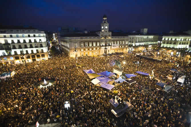 La &#039;indignación&#039; del Movimiento 15-M llega a la Puerta del Sol de Madrid