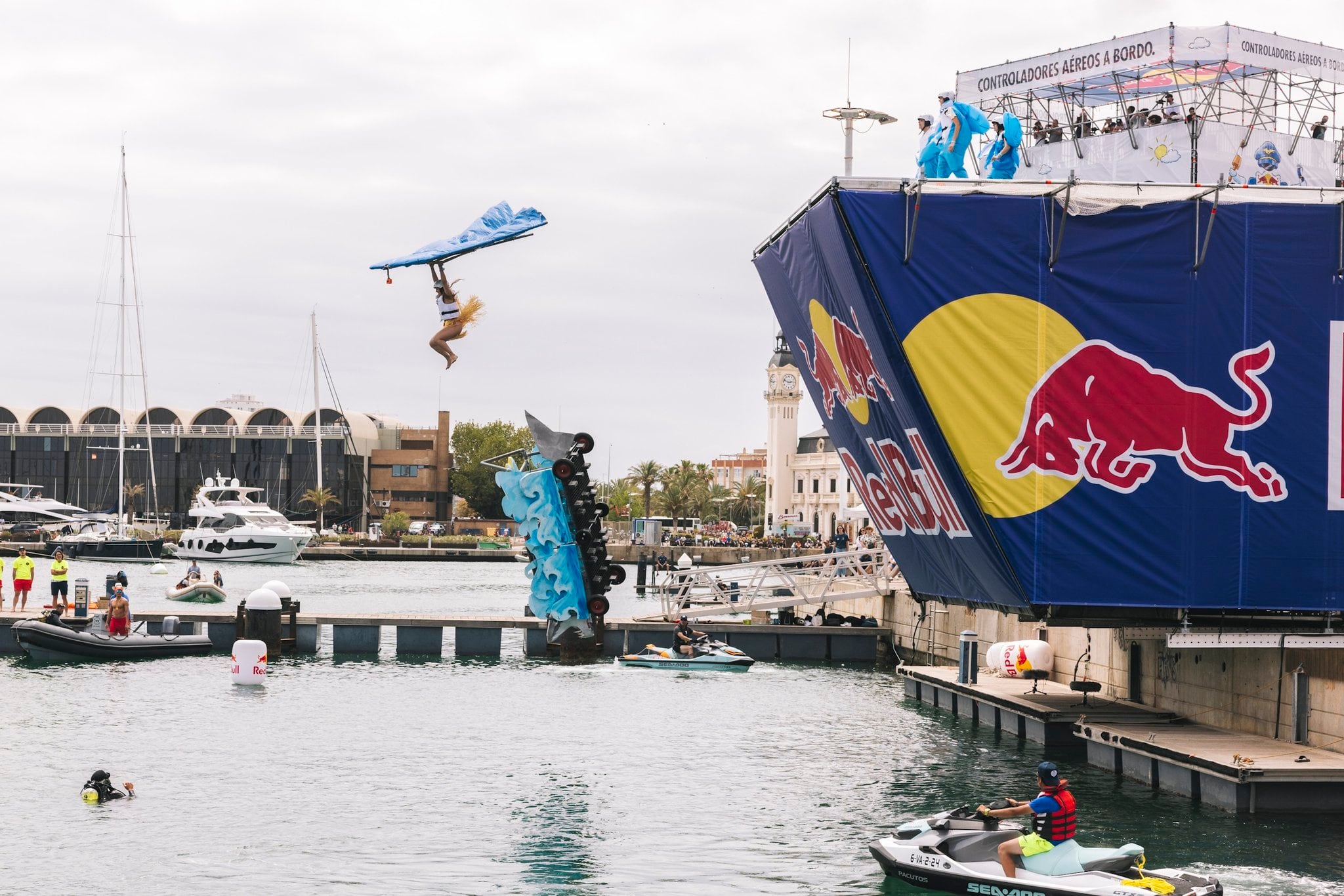 Miles de personas han asistido al evento &quot;Día de las alas&quot; que ha organizado Red Bull este sábado en València.