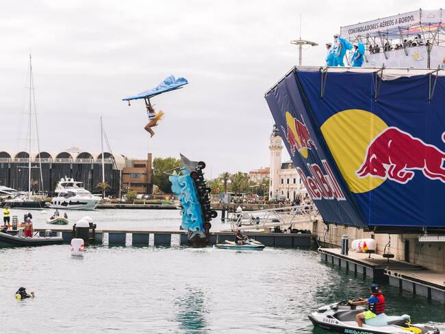 Miles de personas han asistido al evento "Día de las alas" que ha organizado Red Bull este sábado en València.