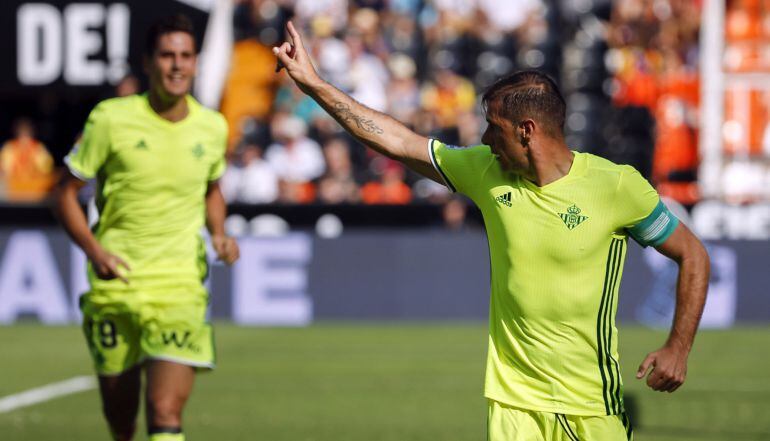 El jugador del Betis, Joaquín Sánchez, celebra el segundo gol al Valencia 