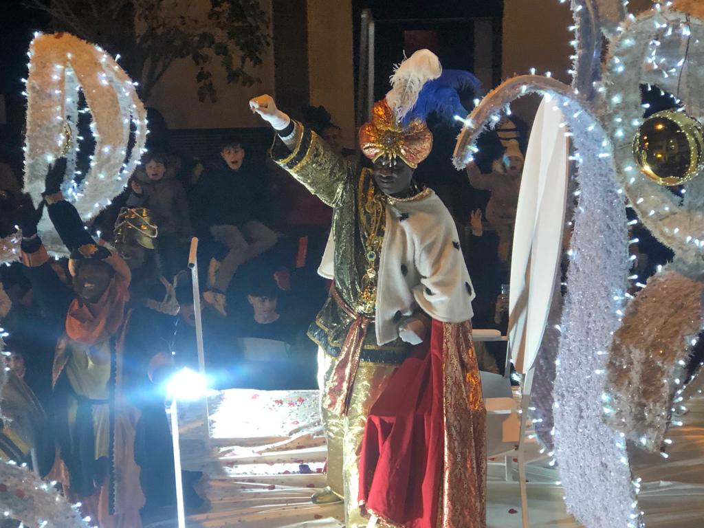 El rey Baltasar, en la cabalgata de los Reyes Magos, organizada por la Cadena SER de La Rioja.